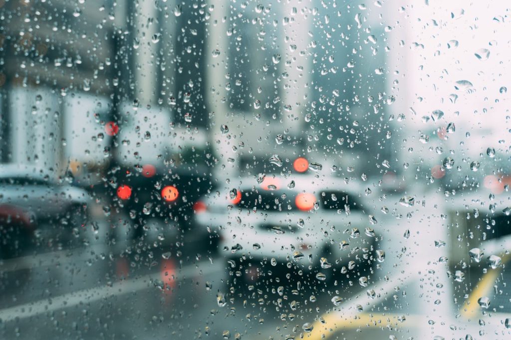 water-dew-in-clear-glass-panel-125510